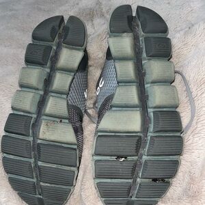 OnCloud size 7 1/2 Swiss army green